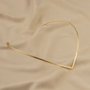 Colar Aro Designer V com Detalhe Central | Banhado em Ouro 18k