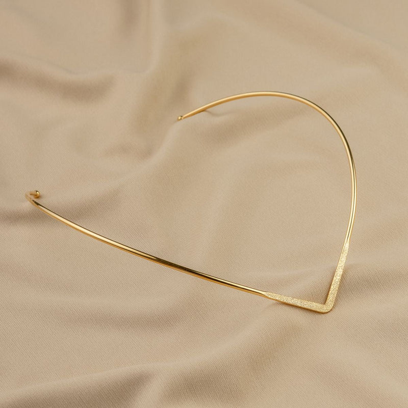 Colar Aro Designer V com Detalhe Central | Banhado em Ouro 18k