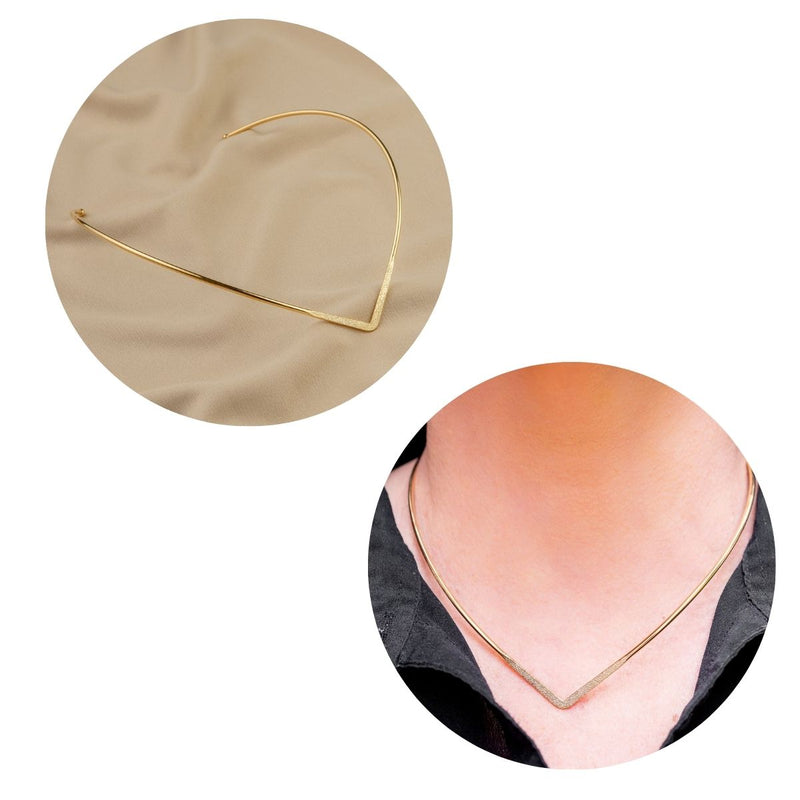 Colar Aro Designer V com Detalhe Central | Banhado em Ouro 18k
