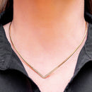 Colar Aro Designer V com Detalhe Central | Banhado em Ouro 18k